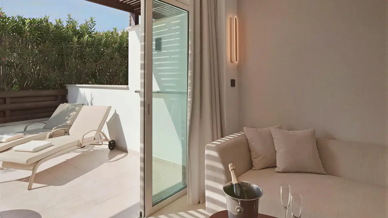 Prywatny taras i salon w Olympic Lagoon Resort Paphos