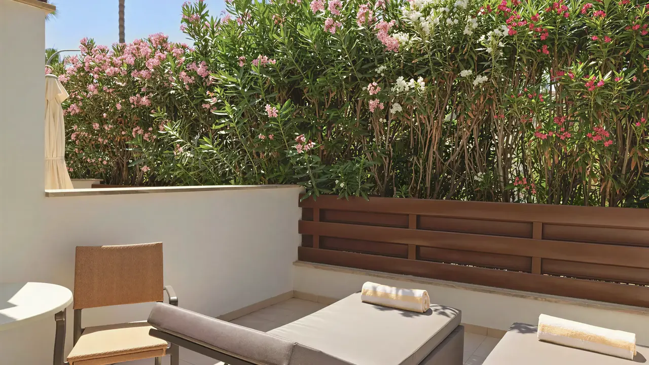Prywatny taras z leżakami w Olympic Lagoon Resort Paphos