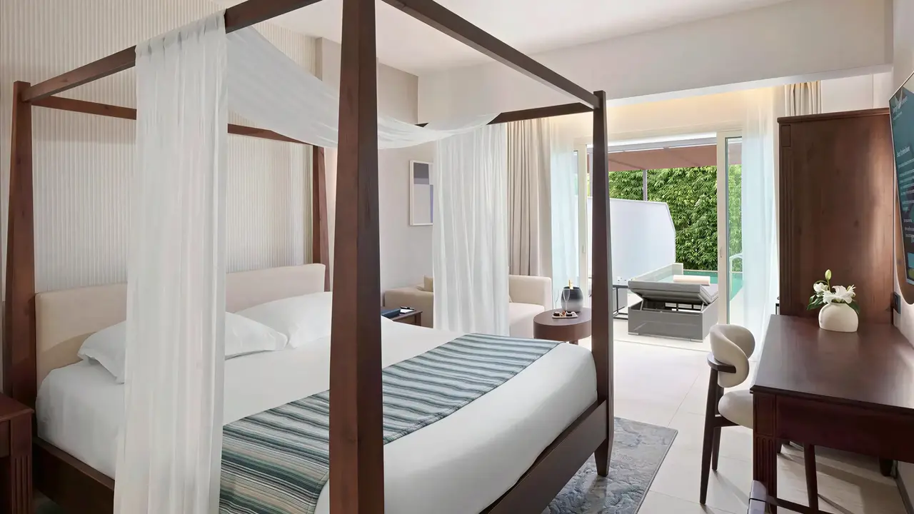 Sypialnia z łóżkiem w Olympic Lagoon Resort Paphos