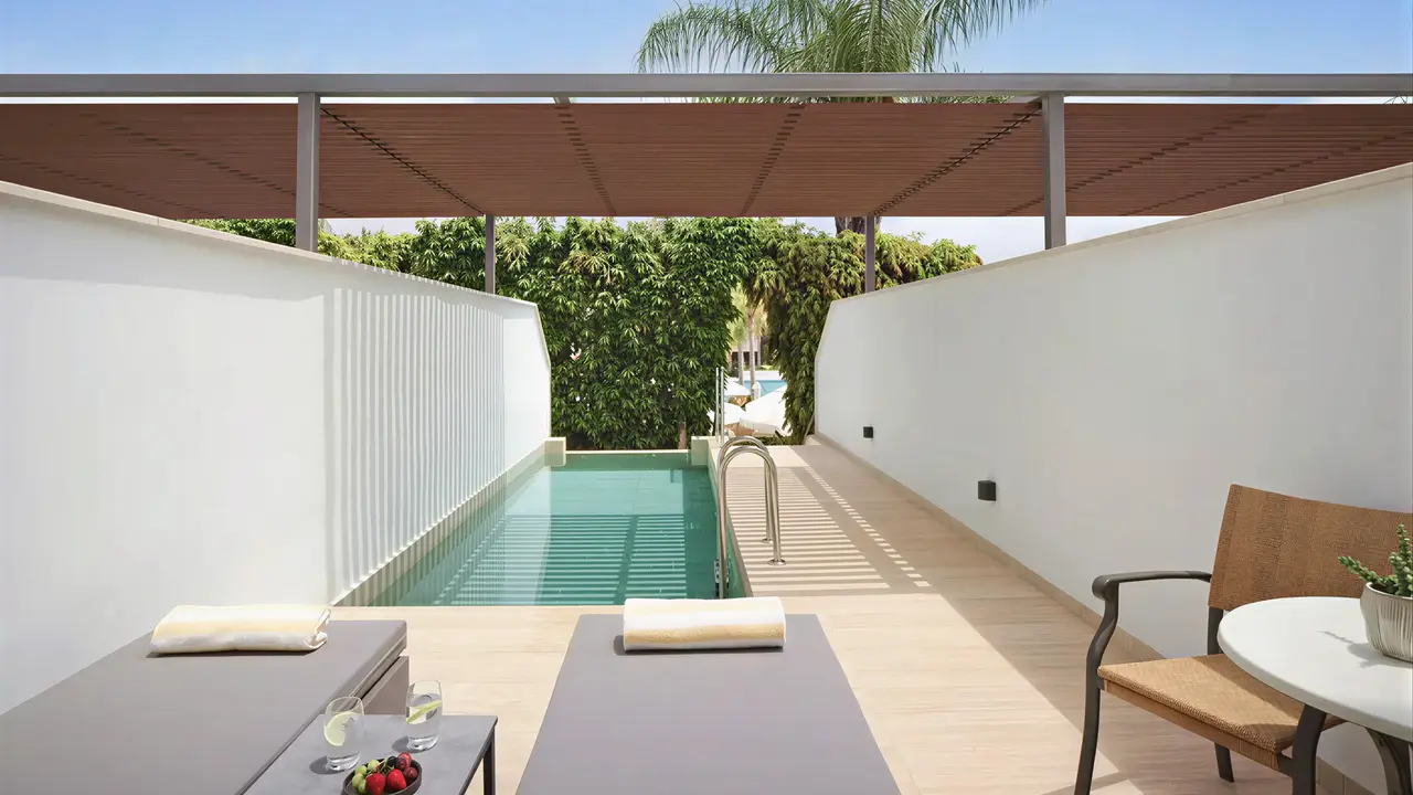 Prywatny basen i taras w Olympic Lagoon Resort Paphos
