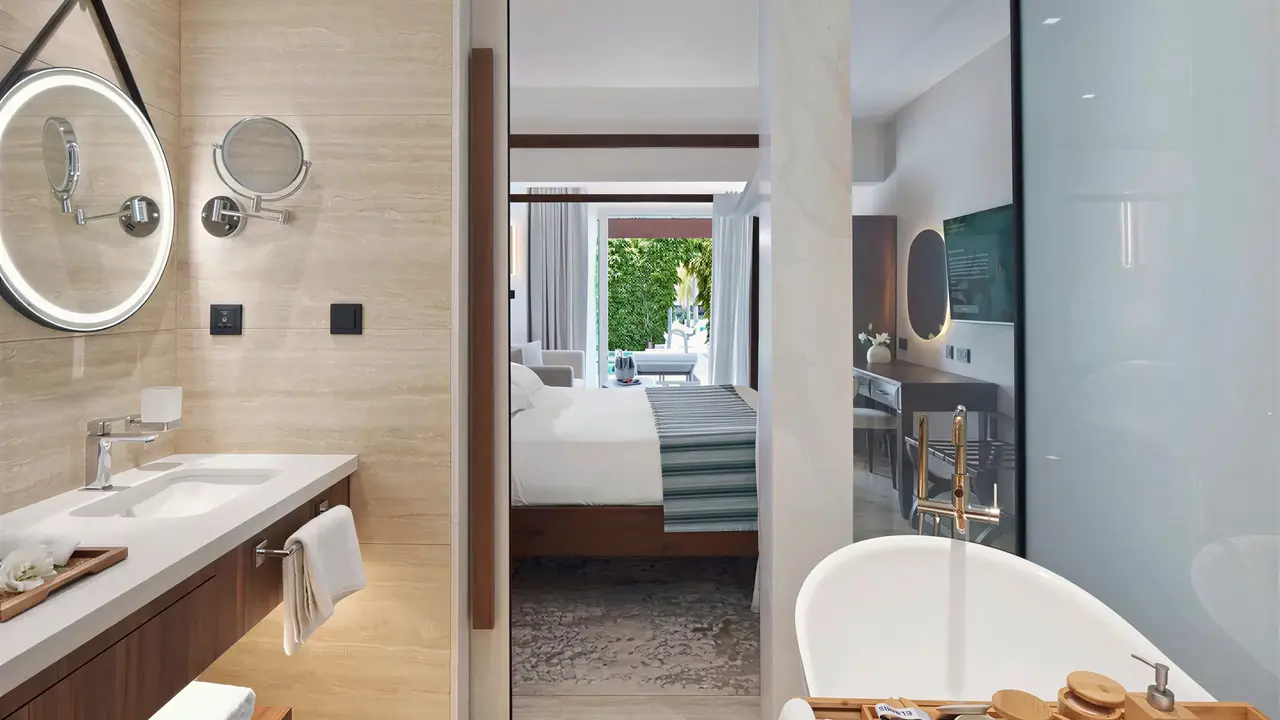 Nowoczesna łazienka w Olympic Lagoon Resort Paphos z wanną