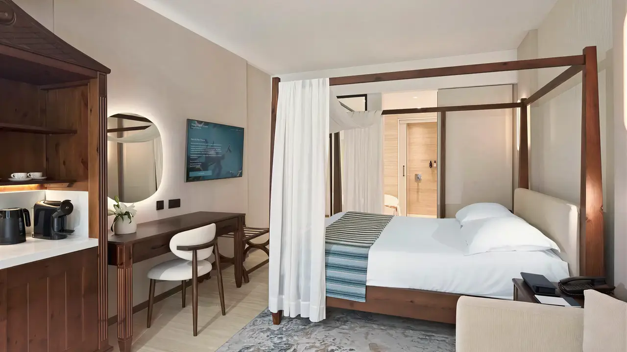 Wnętrze sypialni z łóżkiem w Olympic Lagoon Resort Paphos