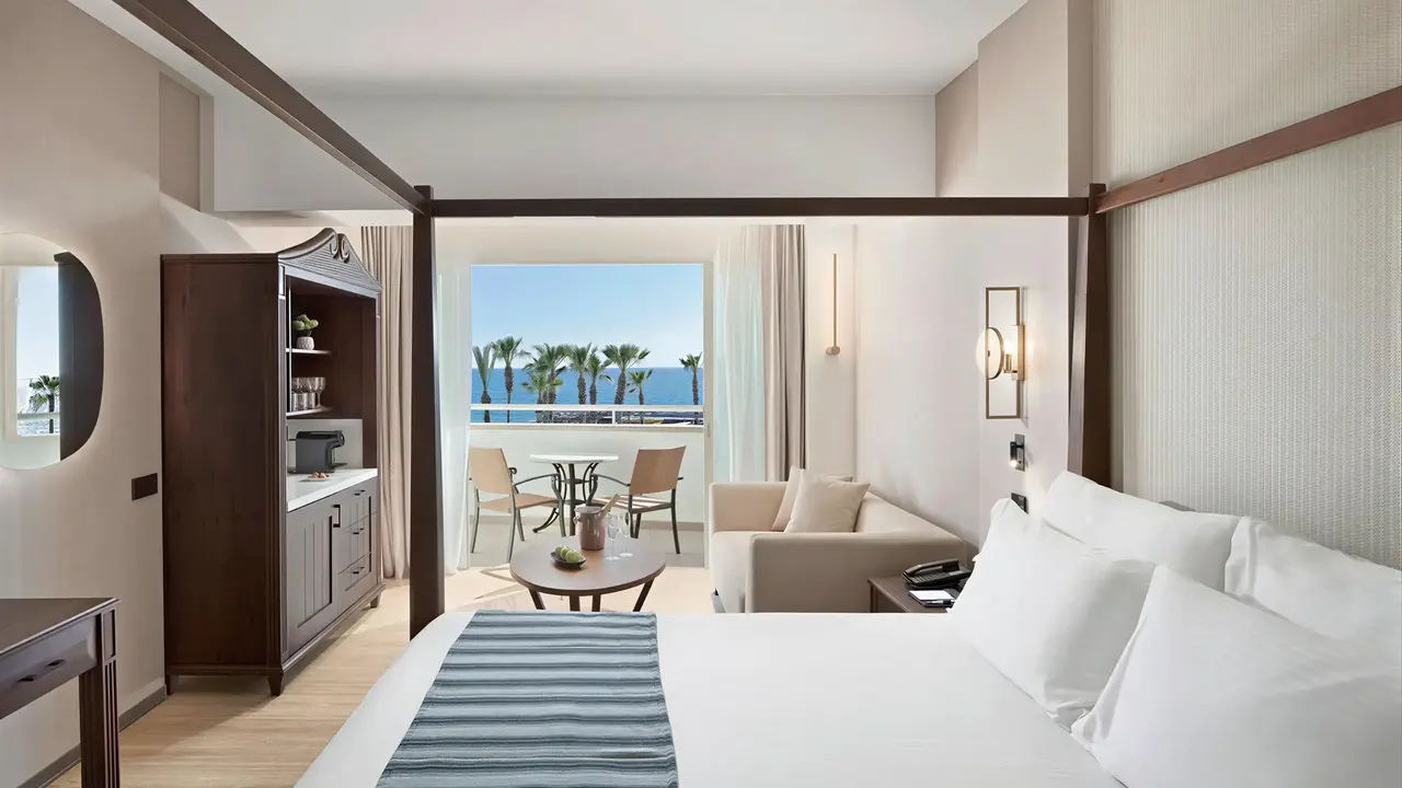 Nowoczesny pokój z widokiem w Olympic Lagoon Resort Paphos