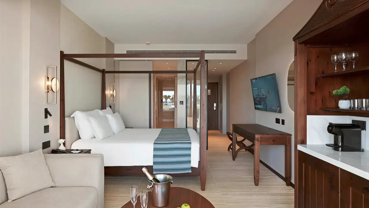 Nowoczesny pokój z łóżkiem w Olympic Lagoon Resort Paphos