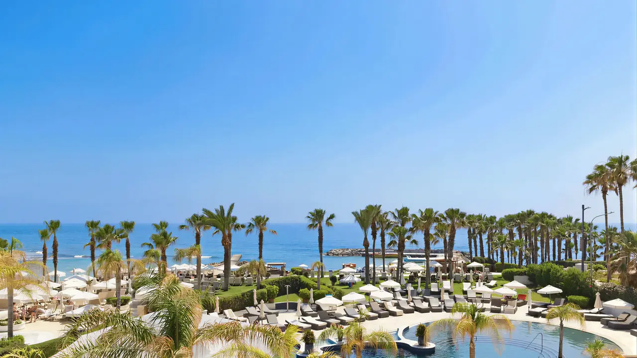 Widok na basen i plażę w Olympic Lagoon Resort Paphos