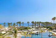 Widok na basen i plażę w Olympic Lagoon Resort Paphos