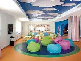 Kolorowy pokój dla dzieci w Olympic Lagoon Resort Paphos