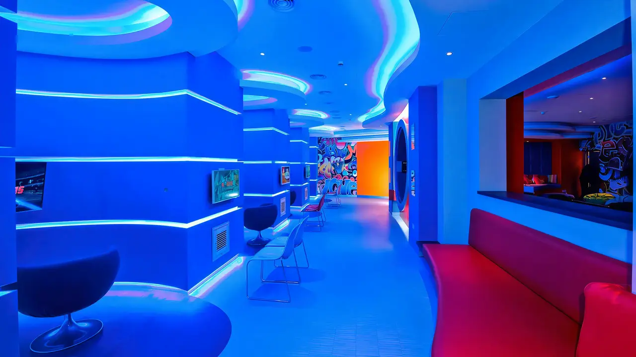 Nowoczesna sala gier w Olympic Lagoon Resort Paphos z neonami