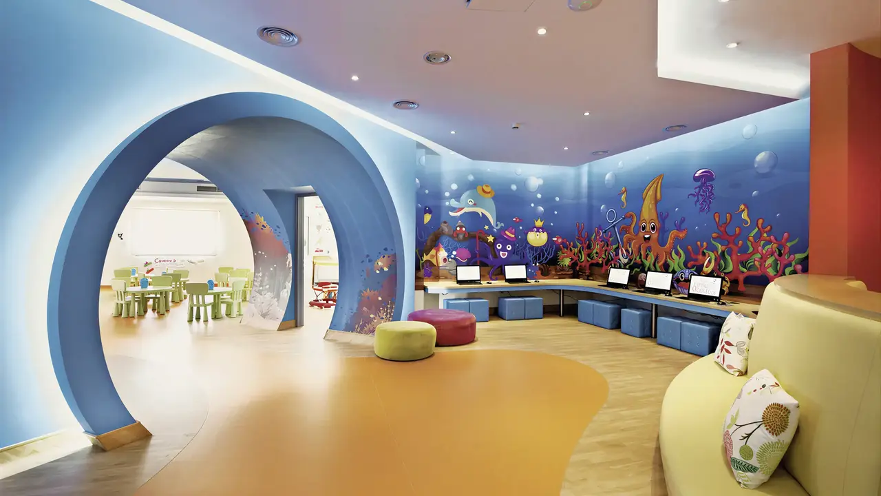 Kolorowy pokój dla dzieci w Olympic Lagoon Resort Paphos