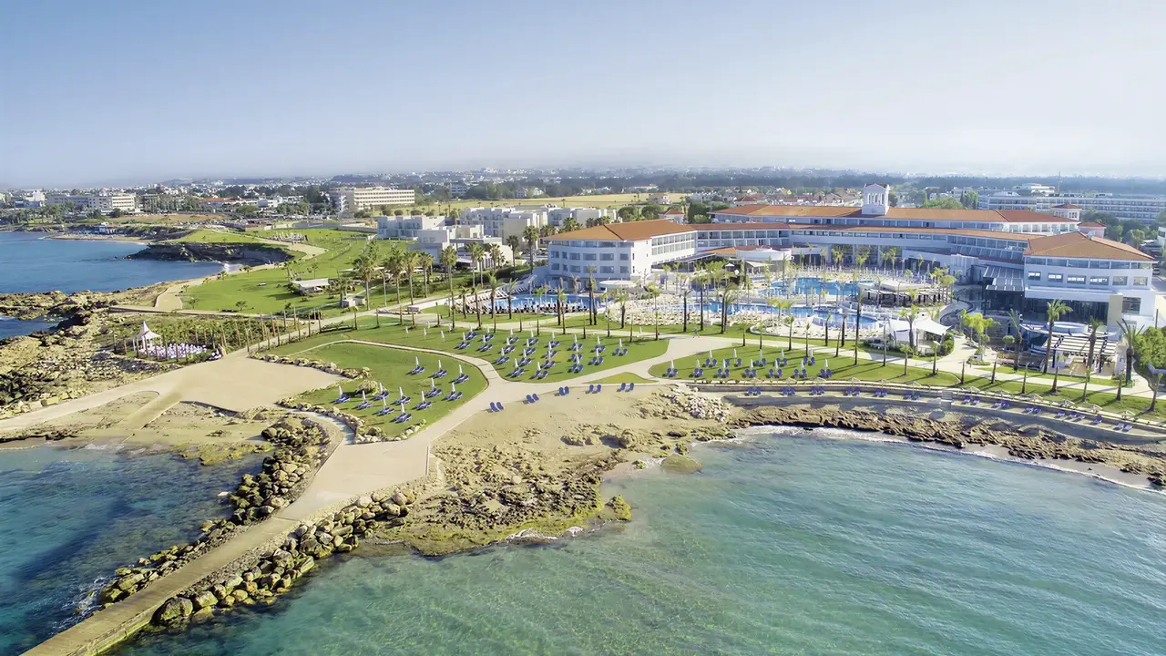 Widok na kompleks Olympic Lagoon Resort Paphos z lotu ptaka