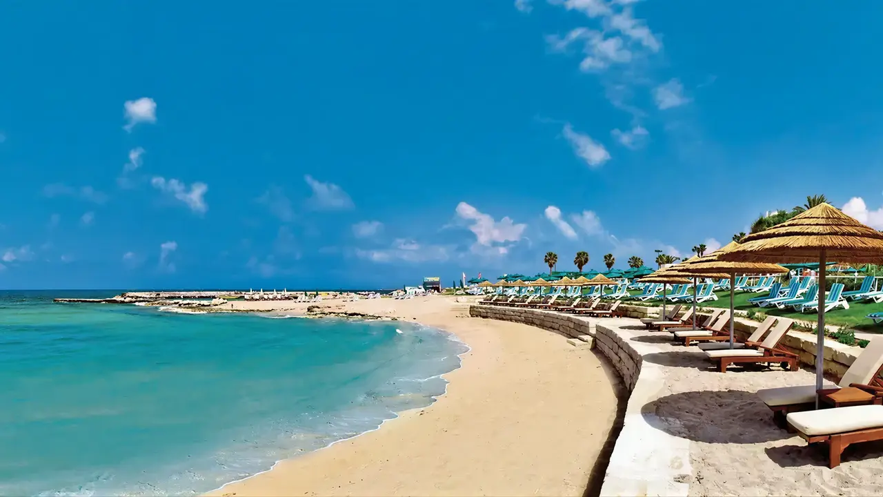 Plaża i leżaki w Olympic Lagoon Resort Paphos