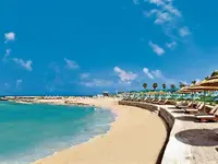 Plaża i leżaki w Olympic Lagoon Resort Paphos