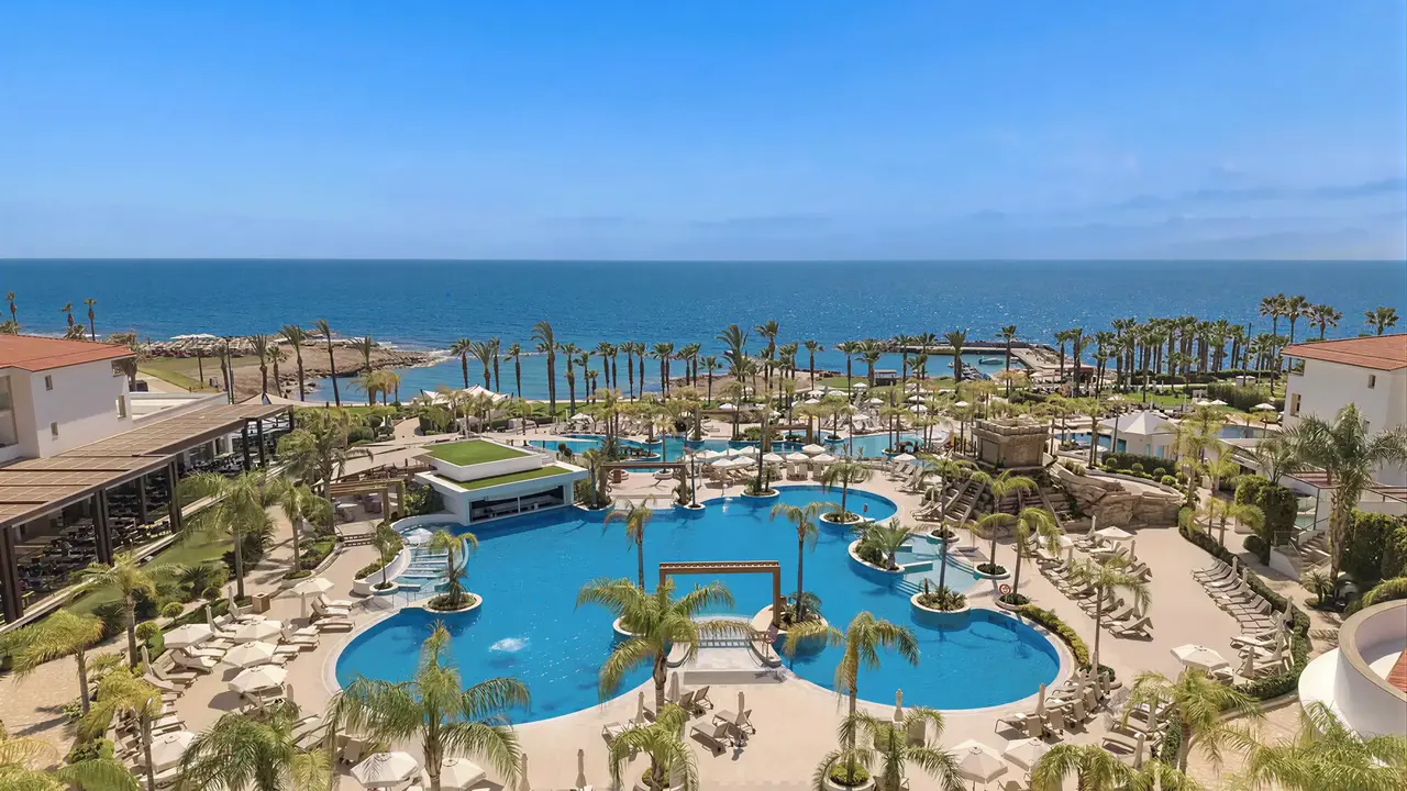 Widok na kompleks basenów w Olympic Lagoon Resort Paphos