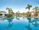 Basen z palmami w Olympic Lagoon Resort Paphos