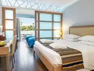 Przytulna sypialnia w Olympic Lagoon Resort Paphos z widokiem na taras