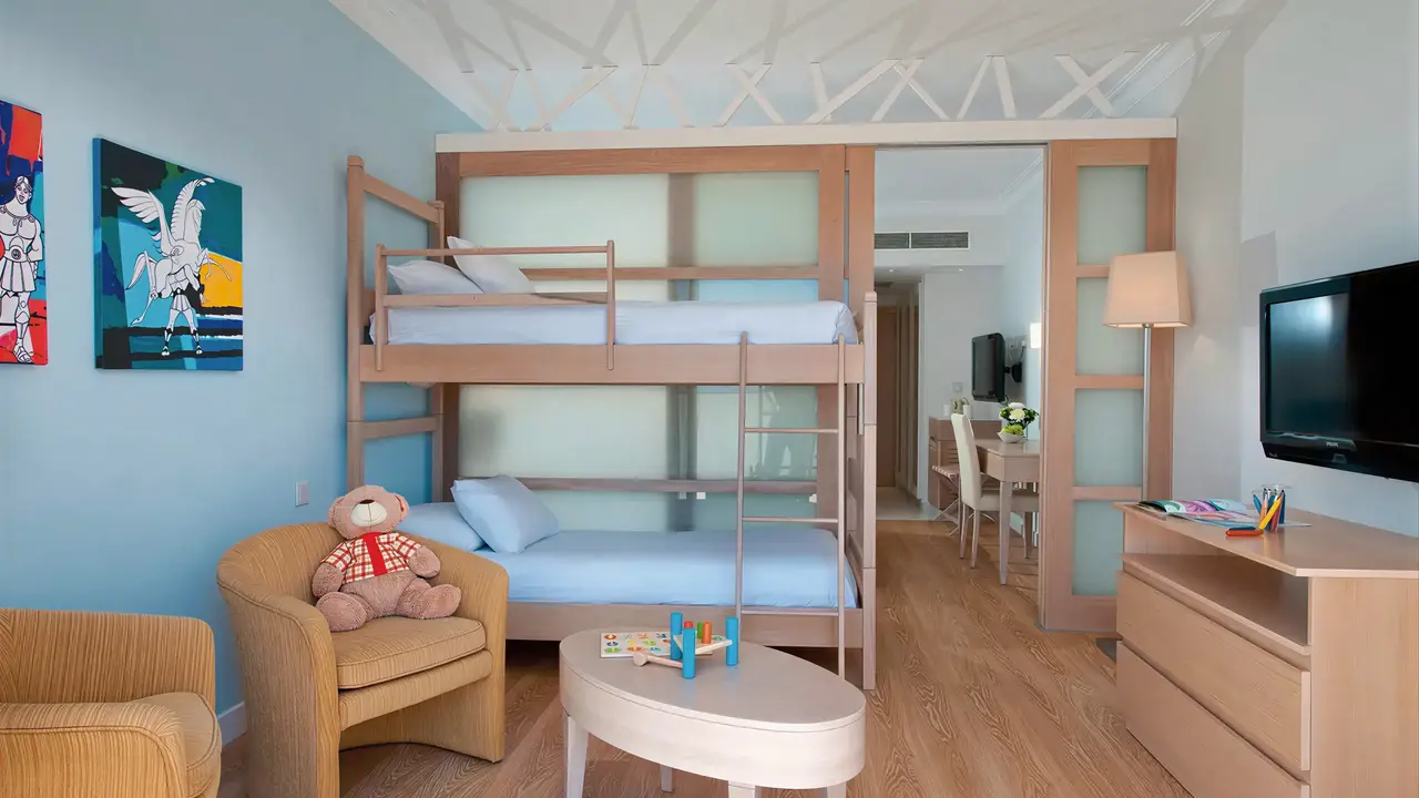Pokój z łóżkami piętrowymi w Olympic Lagoon Resort Paphos