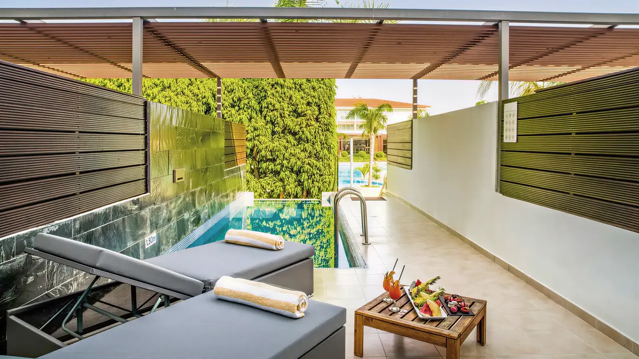 Prywatny basen i taras w Olympic Lagoon Resort Paphos