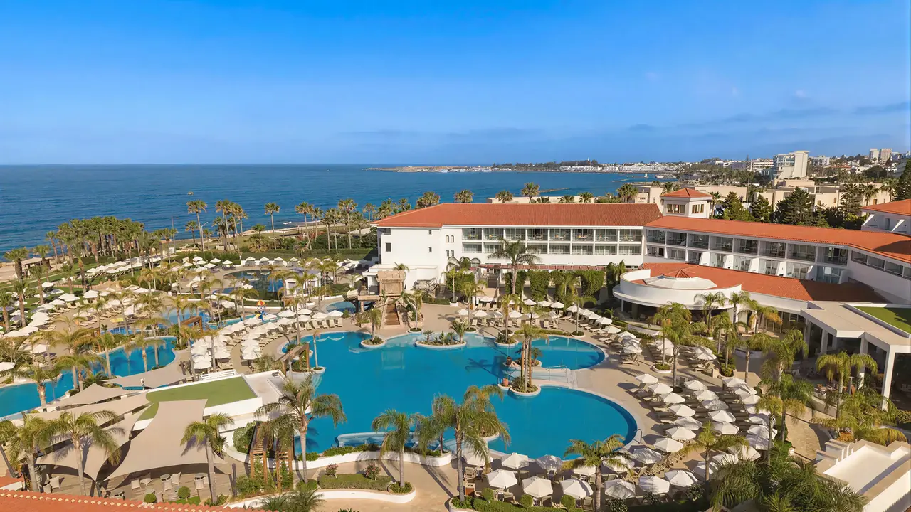 Widok na kompleks i baseny Olympic Lagoon Resort Paphos