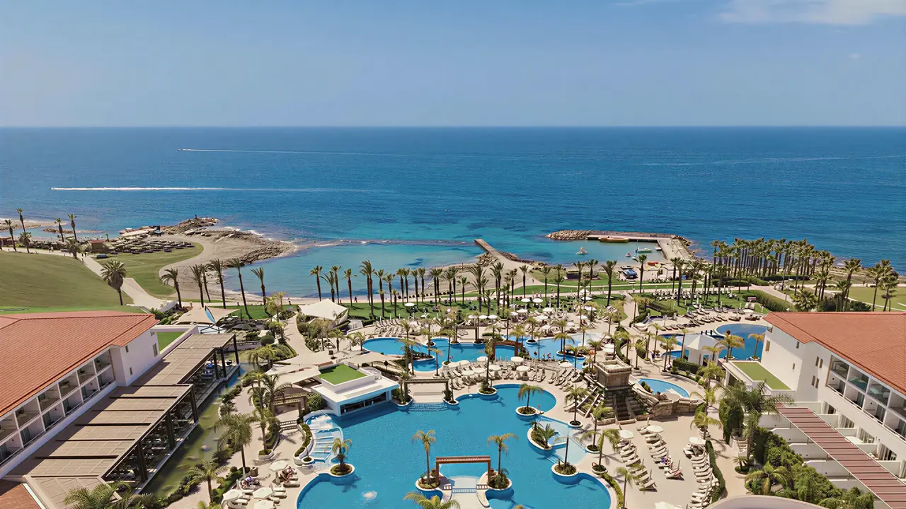 Widok na kompleks Olympic Lagoon Resort Paphos z basenami i morzem