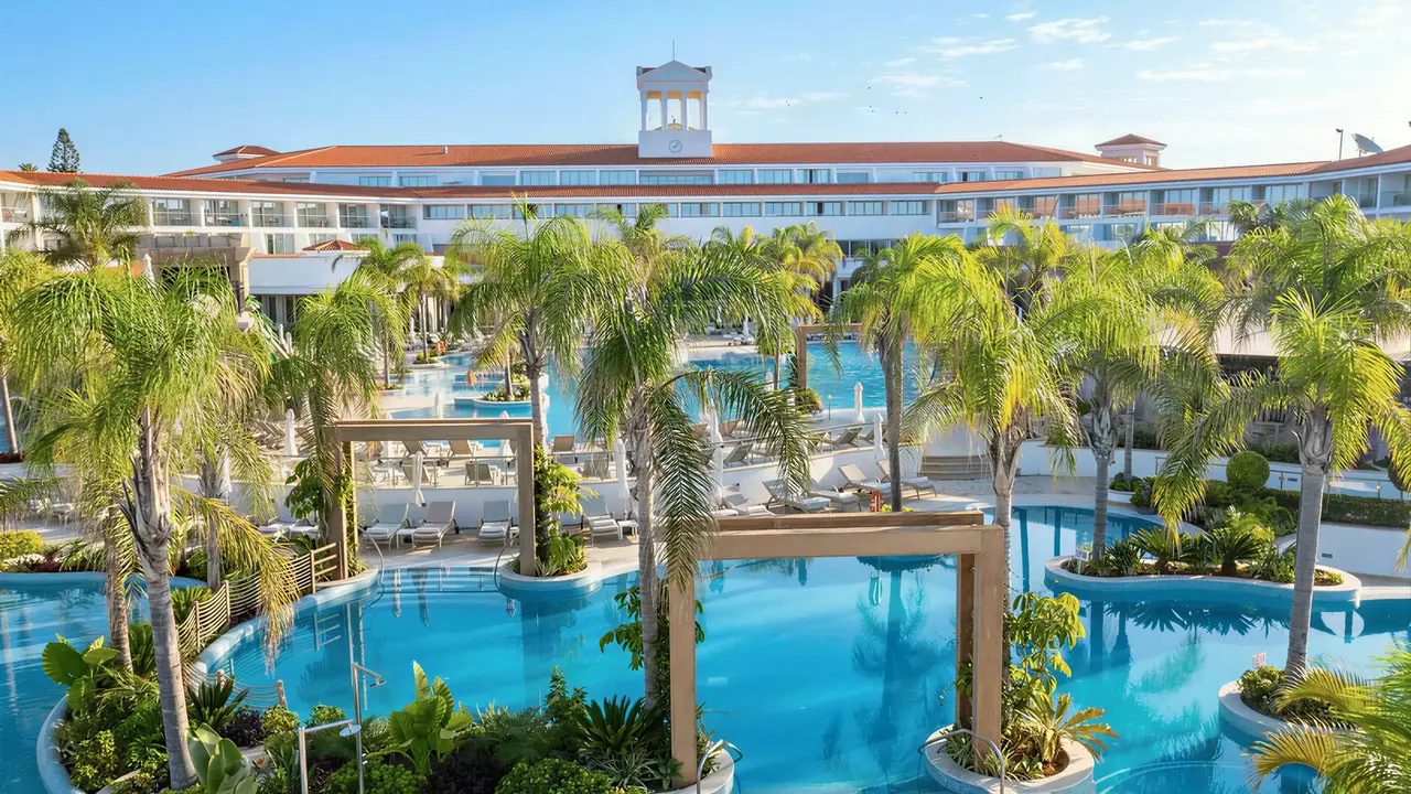 Widok na kompleks basenów w Olympic Lagoon Resort Paphos
