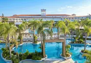 Widok na kompleks basenów w Olympic Lagoon Resort Paphos