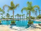 Basen i jacuzzi w Olympic Lagoon Resort Paphos z palmami