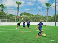 Dzieci grają w piłkę nożną w Olympic Lagoon Resort Paphos