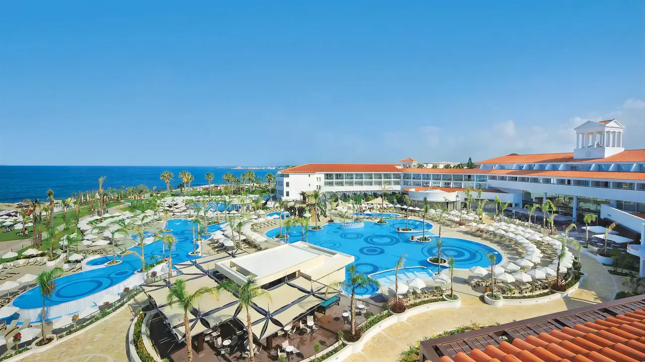 Widok na kompleks basenowy w Olympic Lagoon Resort Paphos