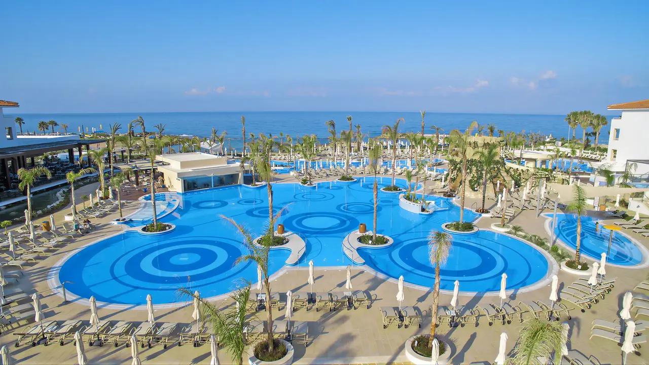 Widok na kompleks basenowy w Olympic Lagoon Resort Paphos