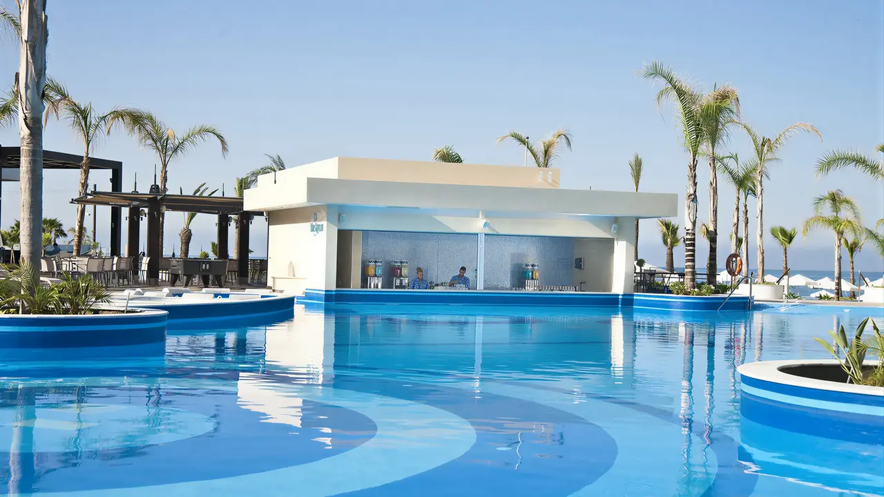 Basen z barem w hotelu Olympic Lagoon Resort Paphos