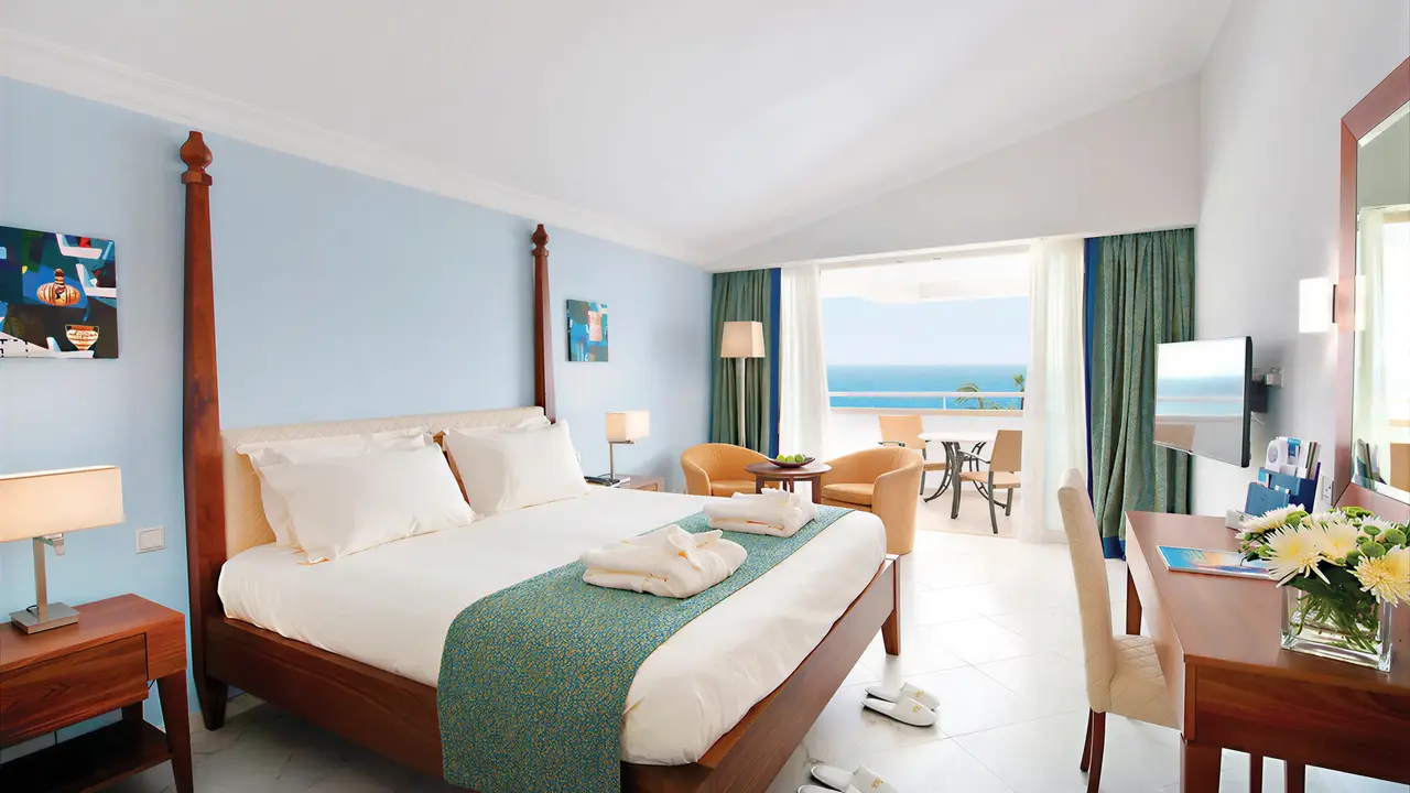 Sypialnia w Olympic Lagoon Resort Paphos z widokiem na morze