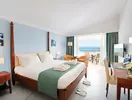Sypialnia w Olympic Lagoon Resort Paphos z widokiem na morze