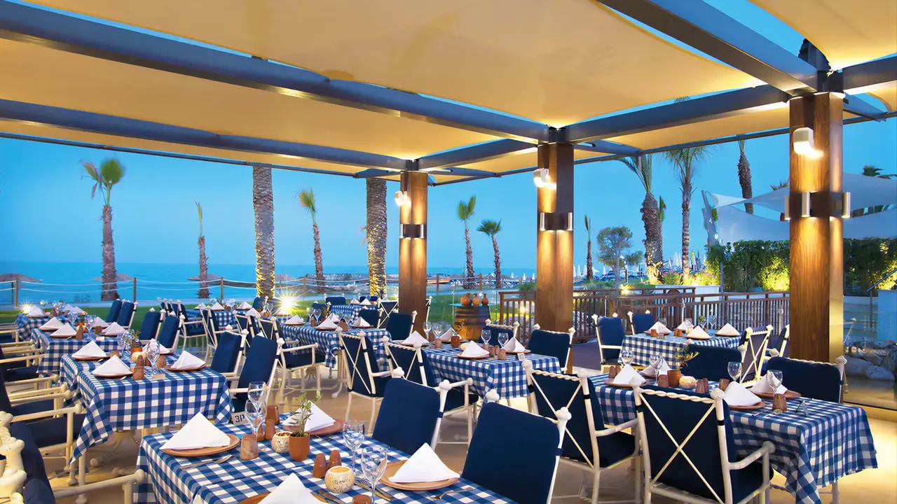 Restauracja w Olympic Lagoon Resort Paphos z widokiem na morze