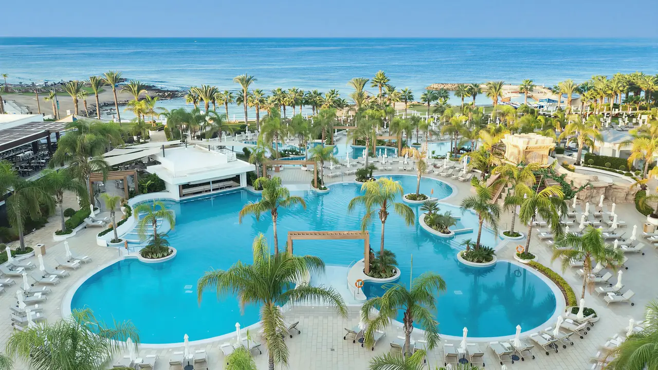 Widok na kompleks basenów w Olympic Lagoon Resort Paphos