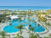 Widok na kompleks basenów w Olympic Lagoon Resort Paphos
