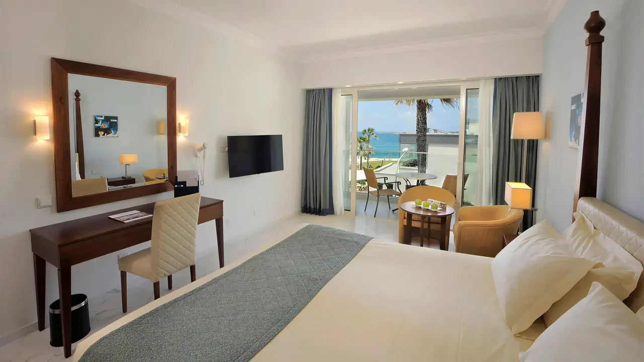 Jasny pokój z łóżkiem w Olympic Lagoon Resort Paphos