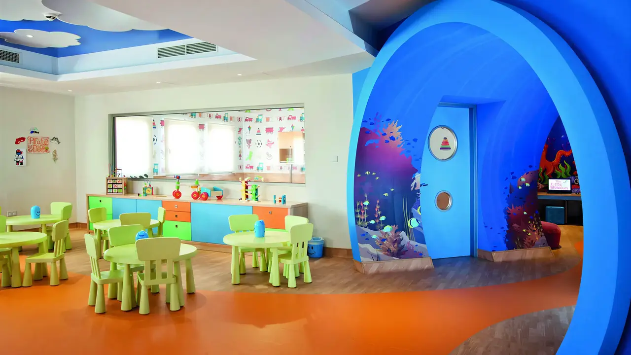 Kolorowy pokój dla dzieci w Olympic Lagoon Resort Paphos