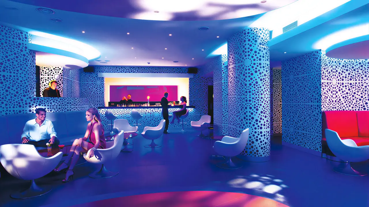 Nowoczesny bar z kolorowym oświetleniem w Olympic Lagoon Resort Paphos