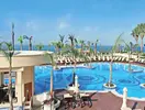 Basen z leżakami w Olympic Lagoon Resort Paphos