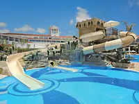 Zjeżdżalnie wodne w hotelu Olympic Lagoon Resort Paphos
