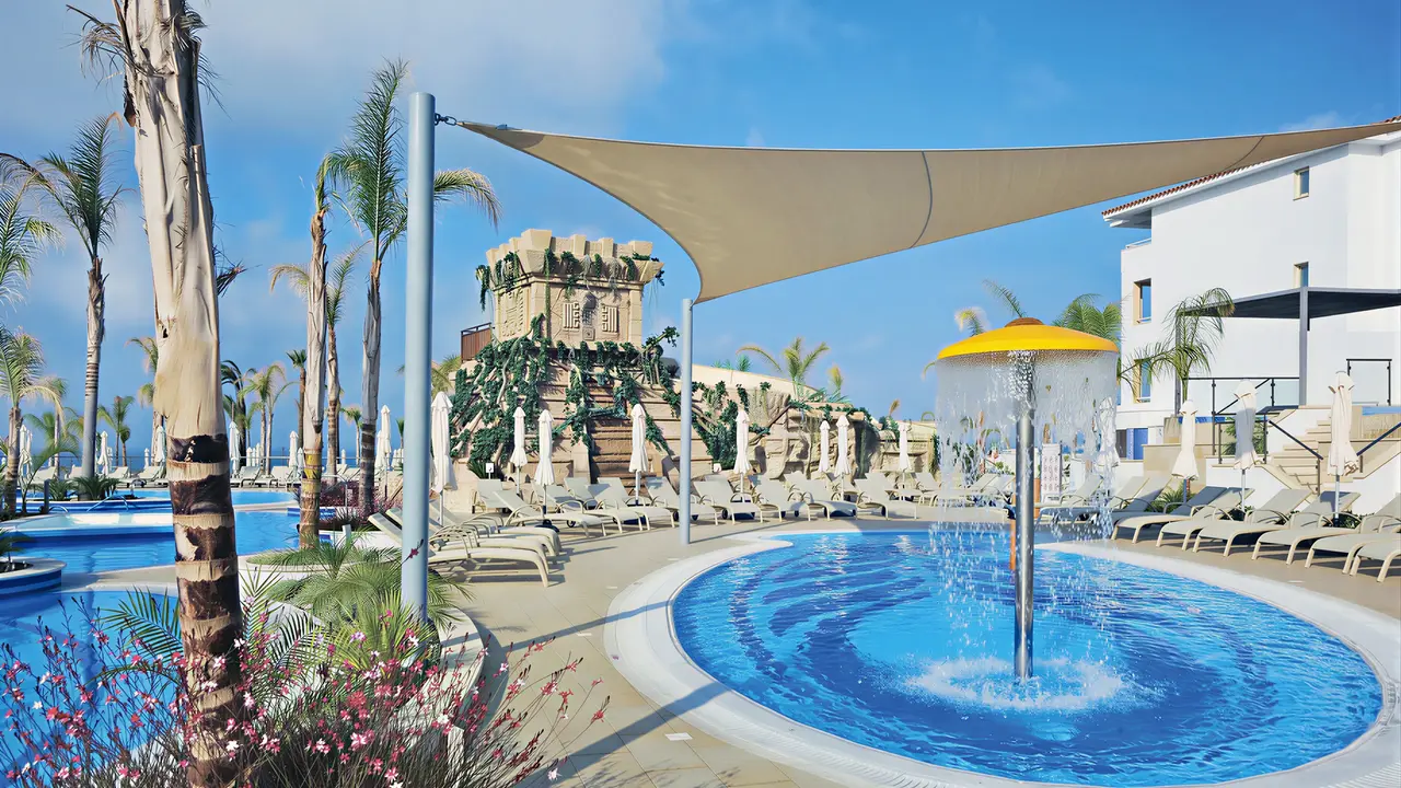 Basen z fontanną w hotelu Olympic Lagoon Resort Paphos