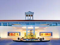 Elewacja i wejście do Olympic Lagoon Resort Paphos