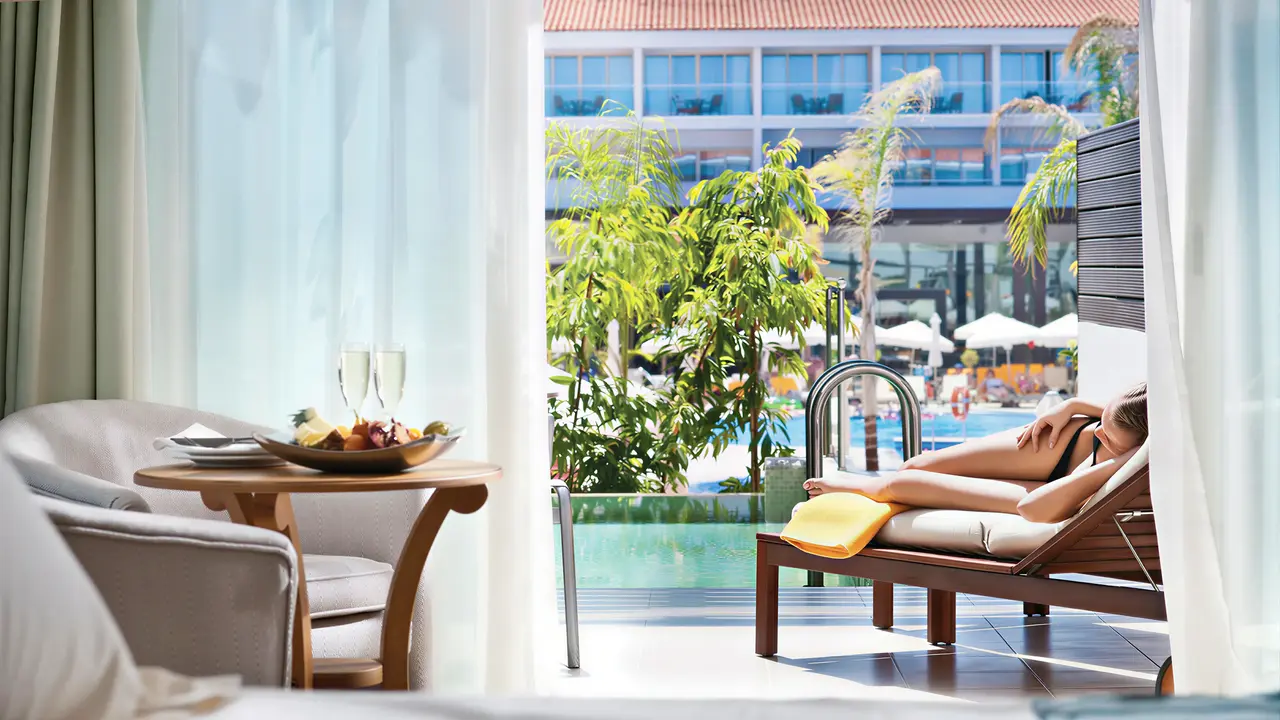 Prywatny taras z widokiem w Olympic Lagoon Resort Paphos