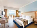 Pokój z łóżkami i balkonem w Olympic Lagoon Resort Paphos