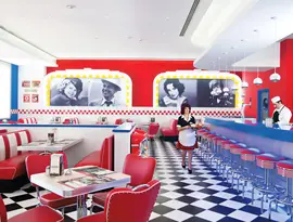 Restauracja w stylu retro w Olympic Lagoon Resort Paphos