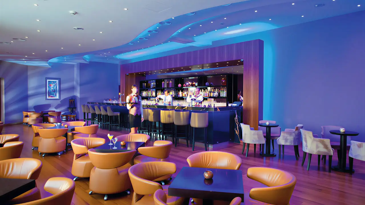Nowoczesny bar w hotelu Olympic Lagoon Resort Paphos