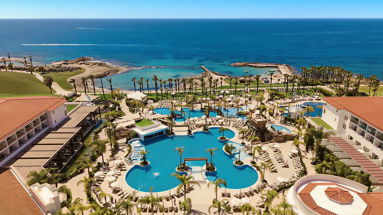 Widok na kompleks Olympic Lagoon Resort Paphos z basenami i plażą