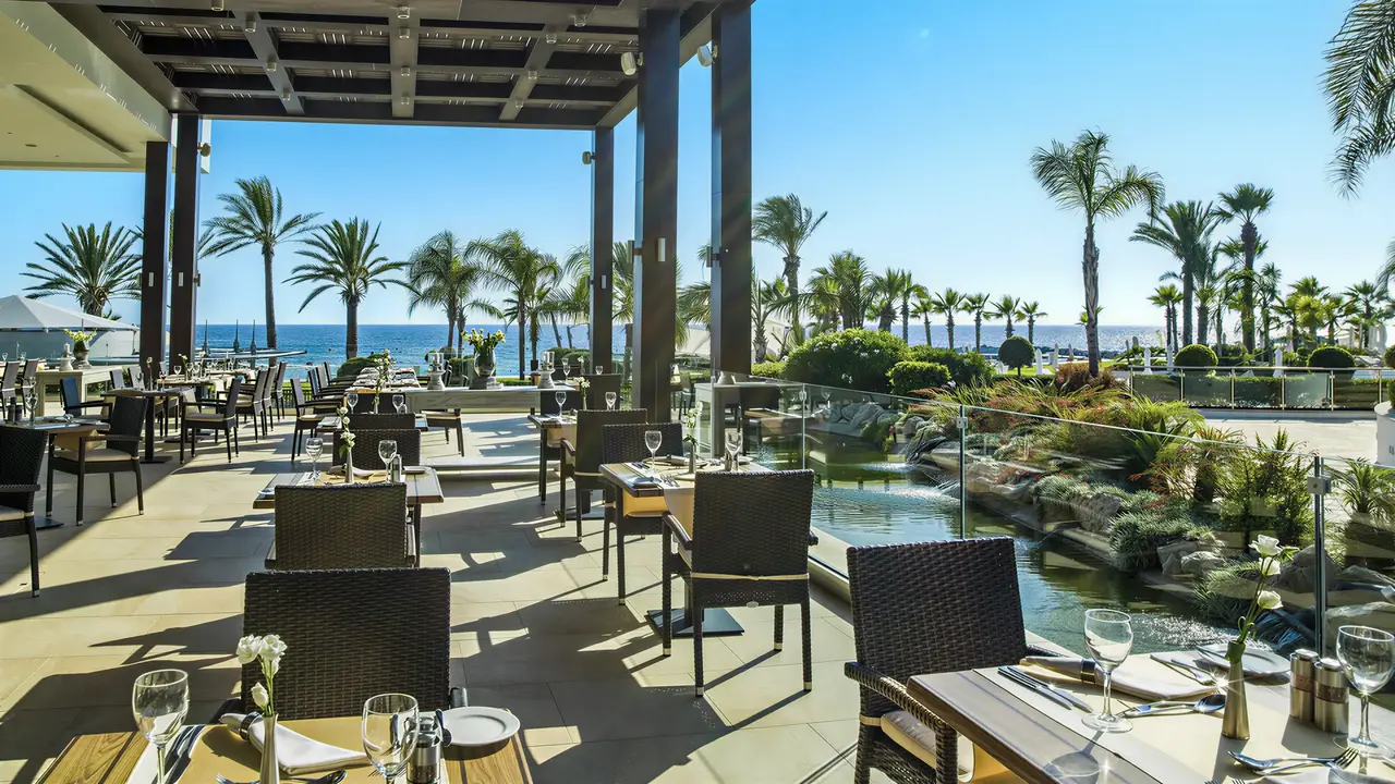 Restauracja na świeżym powietrzu w Olympic Lagoon Resort Paphos