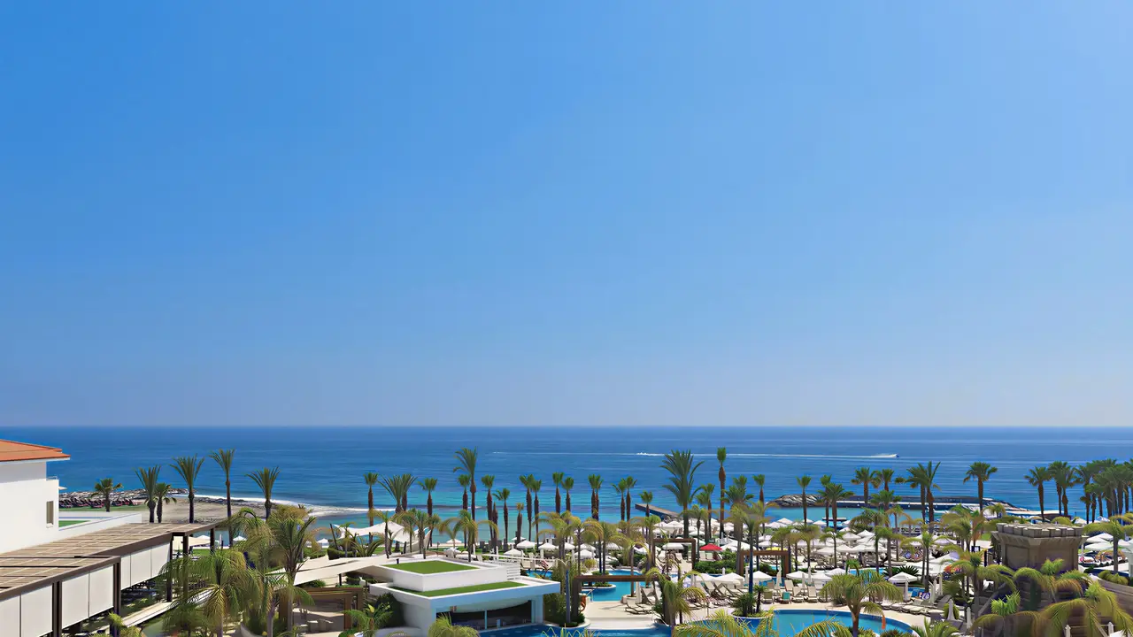 Widok na kompleks Olympic Lagoon Resort Paphos z basenami i plażą