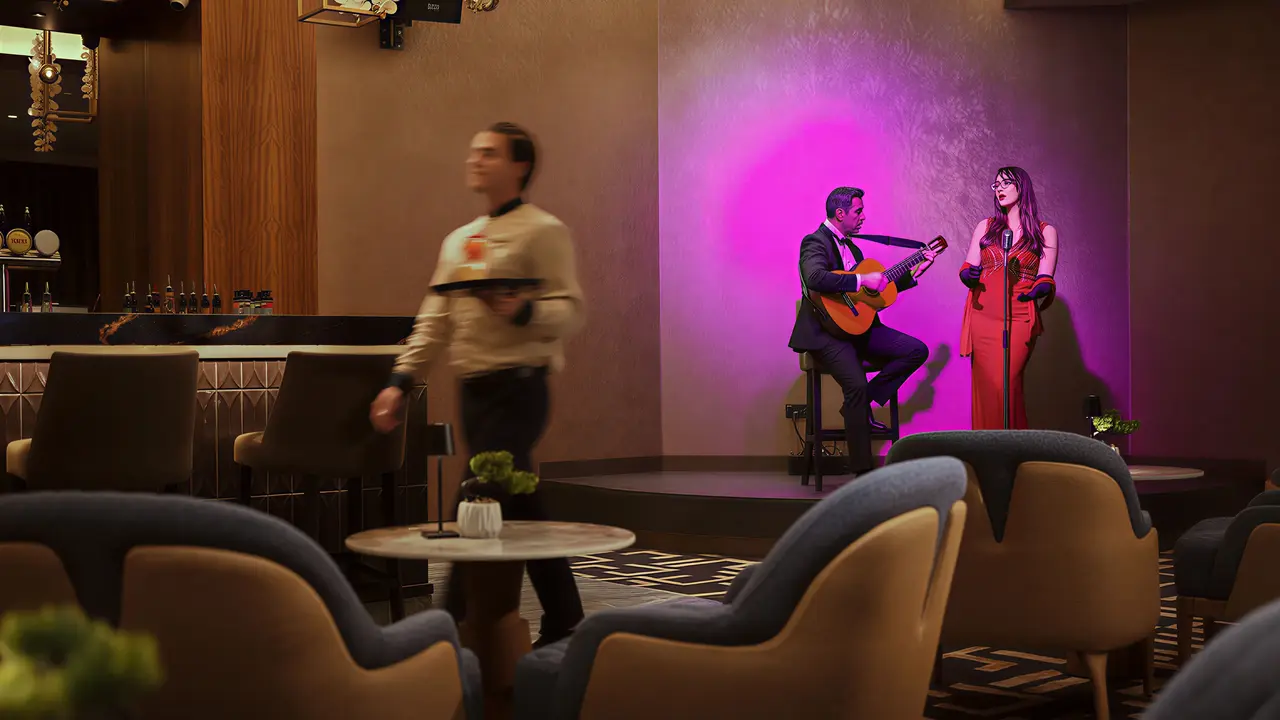 Muzycy występujący na scenie w Olympic Lagoon Resort Paphos